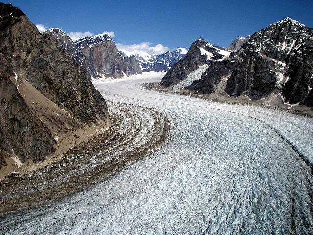 P6250245.JPG - A glacier winding its way through the mountains.