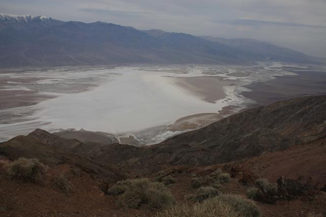 IMG_7258.JPG - Dantes View: looking down at Badwater Basin... it's all salt.