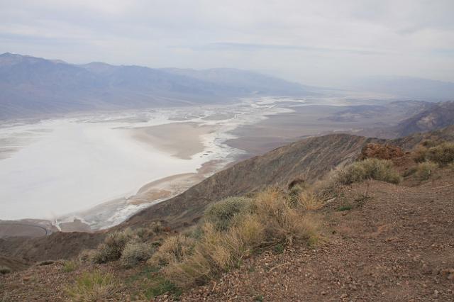 IMG_7260.JPG - Dantes View: looking down at Badwater Basin... it's all salt.