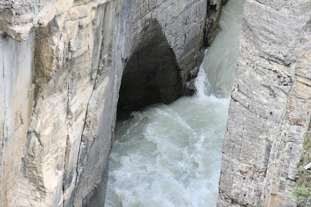 IMG_2523.JPG - A large volume of water is squeezed through a narrow canyon at the Athabasca Falls.