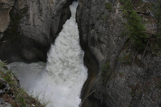 IMG_2526.JPG - One of several water channels for the Athabasca Falls.