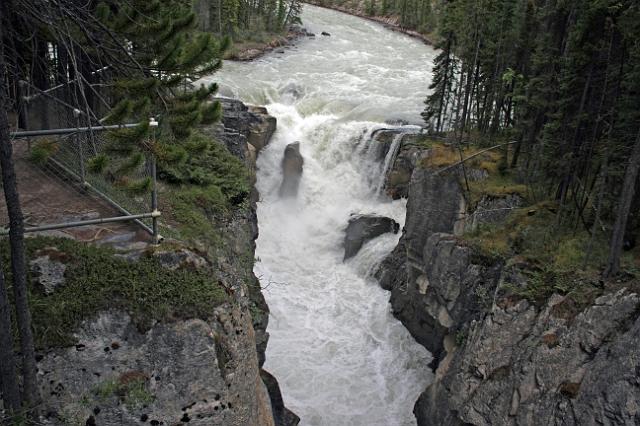 IMG_2532.JPG - Top of Athabasca Falls.