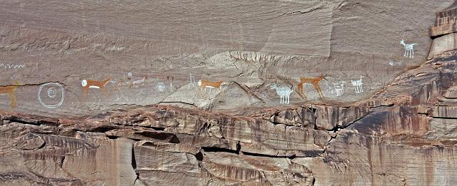 IMG_3848.JPG - Navajo pictograph near Antelope House Ruin.