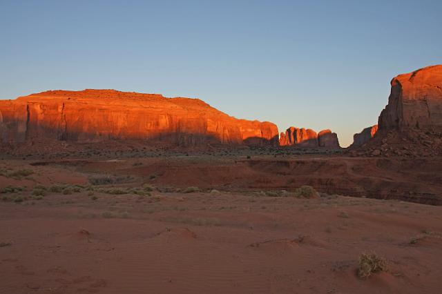 IMG_4175.JPG - Sunrise in Monument Valley.