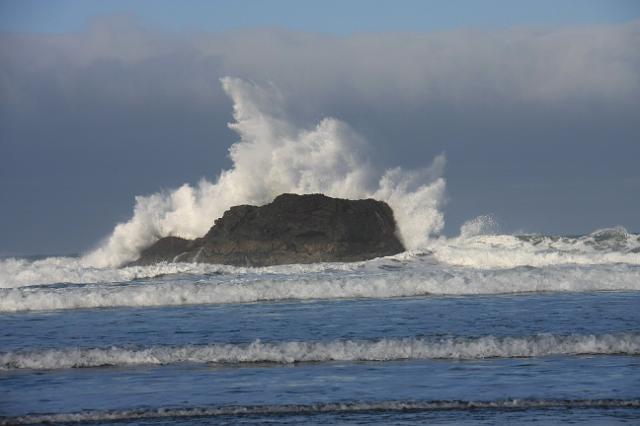 IMG_6268.JPG - Wave crashing on a rock off the Oregon coast.