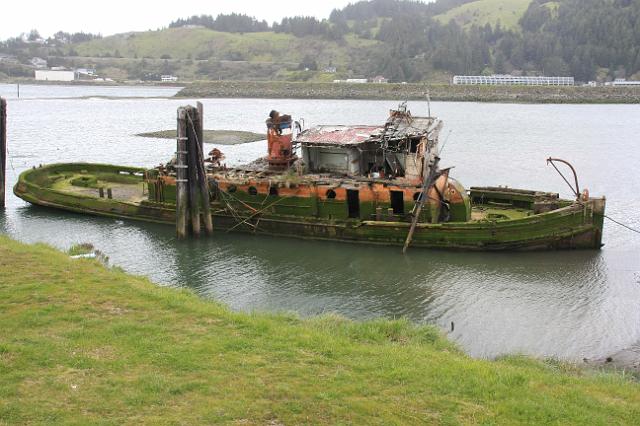 IMG_6278.JPG - Shipwreck in Gold Beach, OR.