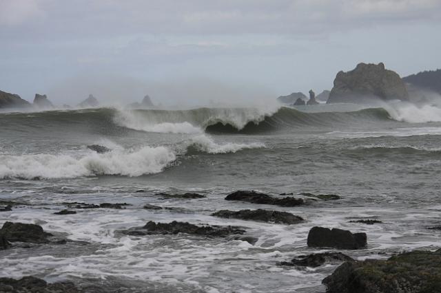 IMG_6338.JPG - Big waves preceeding a storm.