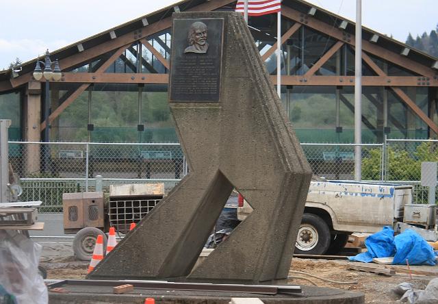 IMG_6360.JPG - Steven Prefontaine memorial in Coos Bay, OR