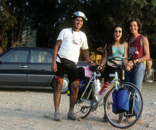 greece0101.jpg - Two random tourists, Christof and Ekaterini, take an interest in my choice of transportation.